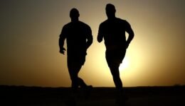 Imagen de dos hombres corriendo