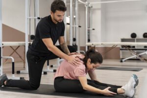 Entrenador personal y ejercicios para la espalda